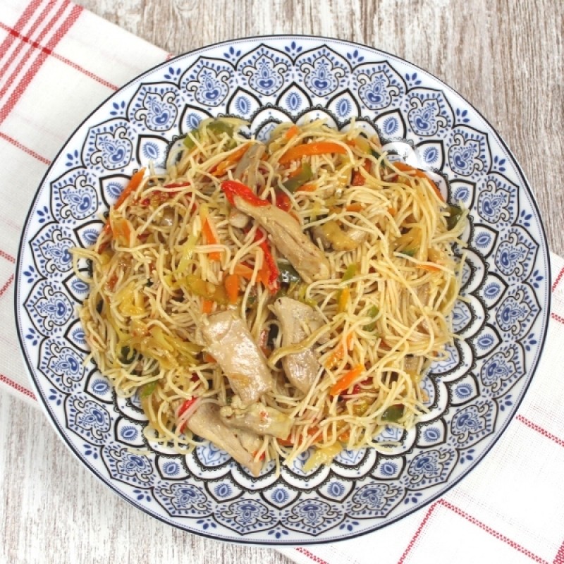 Noodles de arroz con pollo y verduras